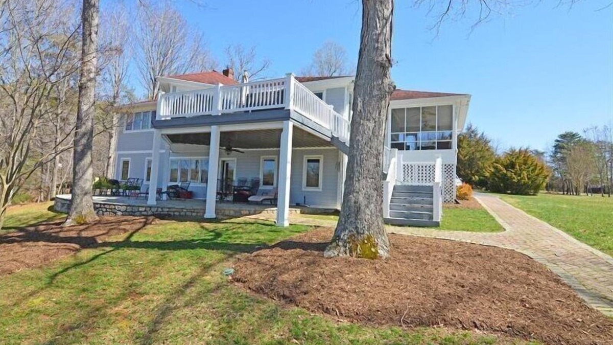 Huddleston House | 4 Bedrooms, 1 Flex Room, 2½ Bathrooms! Flat Lot & SANDY BEACH! Pet Friendly! Come Visit "Pearl's P