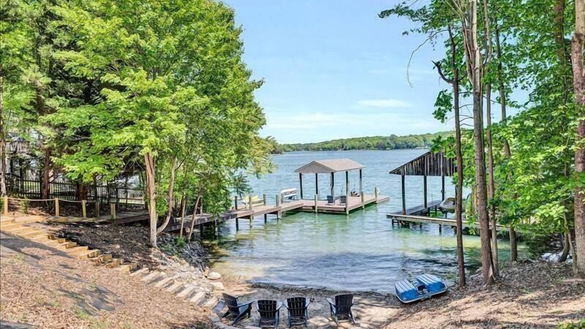 Huddleston House | 4 Bedrooms, 1 Flex Room, 4 Bathrooms! Beautiful Home with SANDY BEACH! Occupancy 8! HOT TUB! Come