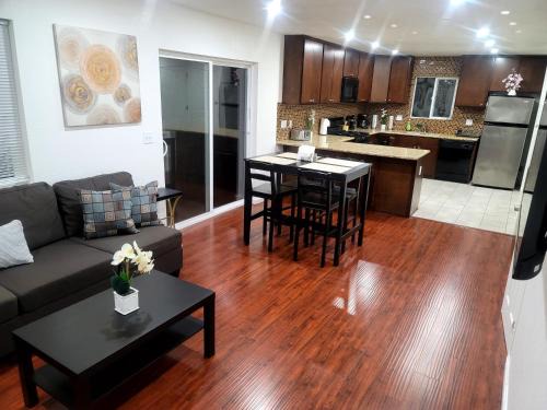 Mid-Wilshire House | 4 Bedrooms & 2.5 Bathrooms in LA