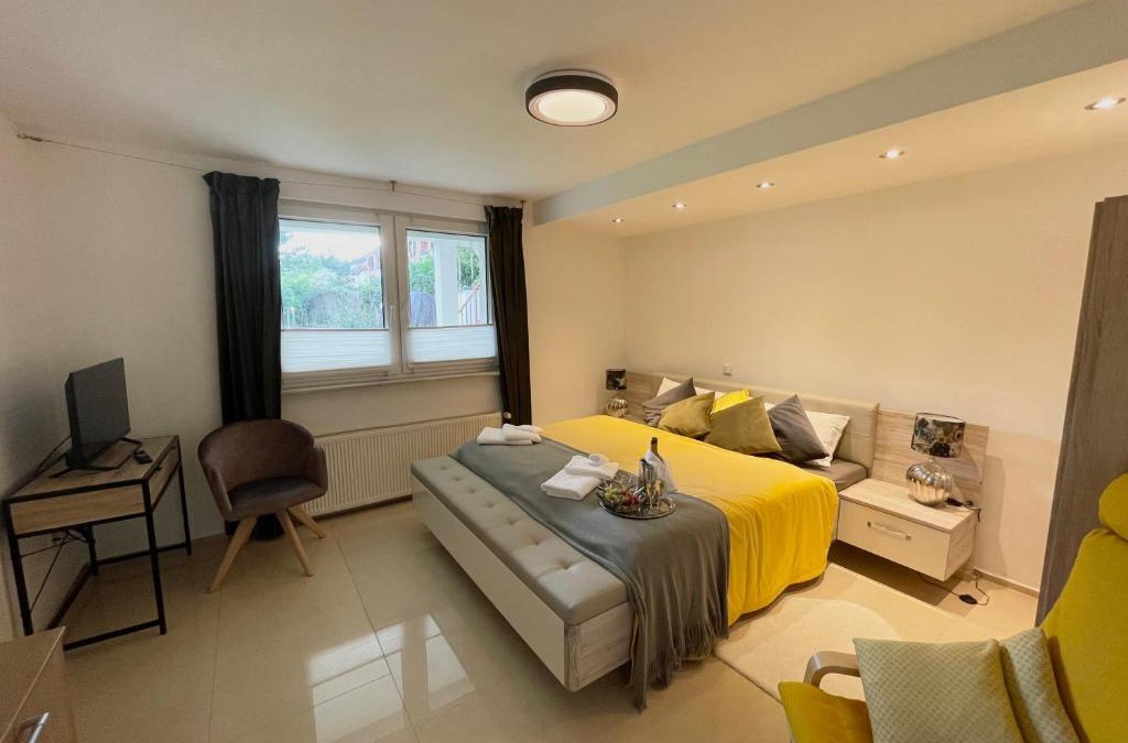 Unterrath Apartment | 4 bedrooms, 2 bathrooms, kitchen, terrace - 10 min to fairground