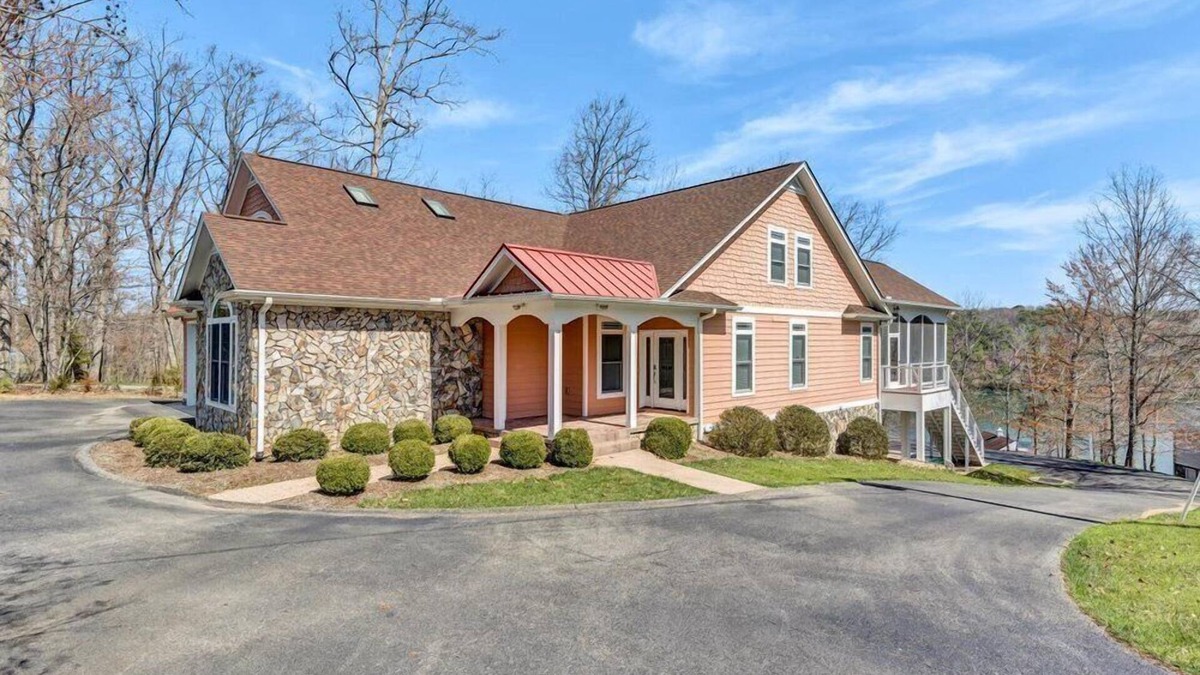 Huddleston House | 4 Bedrooms, 2 Flex Rooms, 4 Full Bathrooms, 2 Half Bathrooms! Spacious Waterfront Home w/Many Amenit