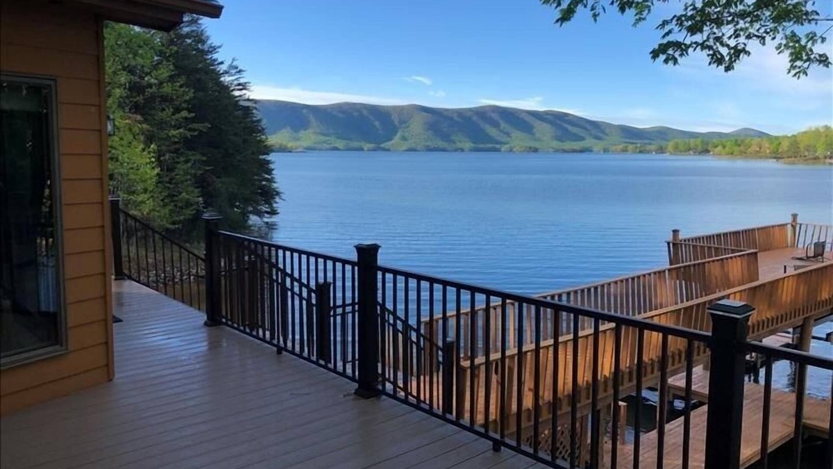 Huddleston House | 4 Bedrooms, 3 Full Bathrooms, 2 Half Bathrooms! Mystic Mountain w/log cabin & SANDY BEACH!
