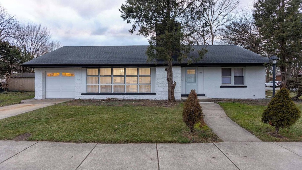 Skokie House | 4 bedrooms, 6 beds, 2 full baths, and open basement loft