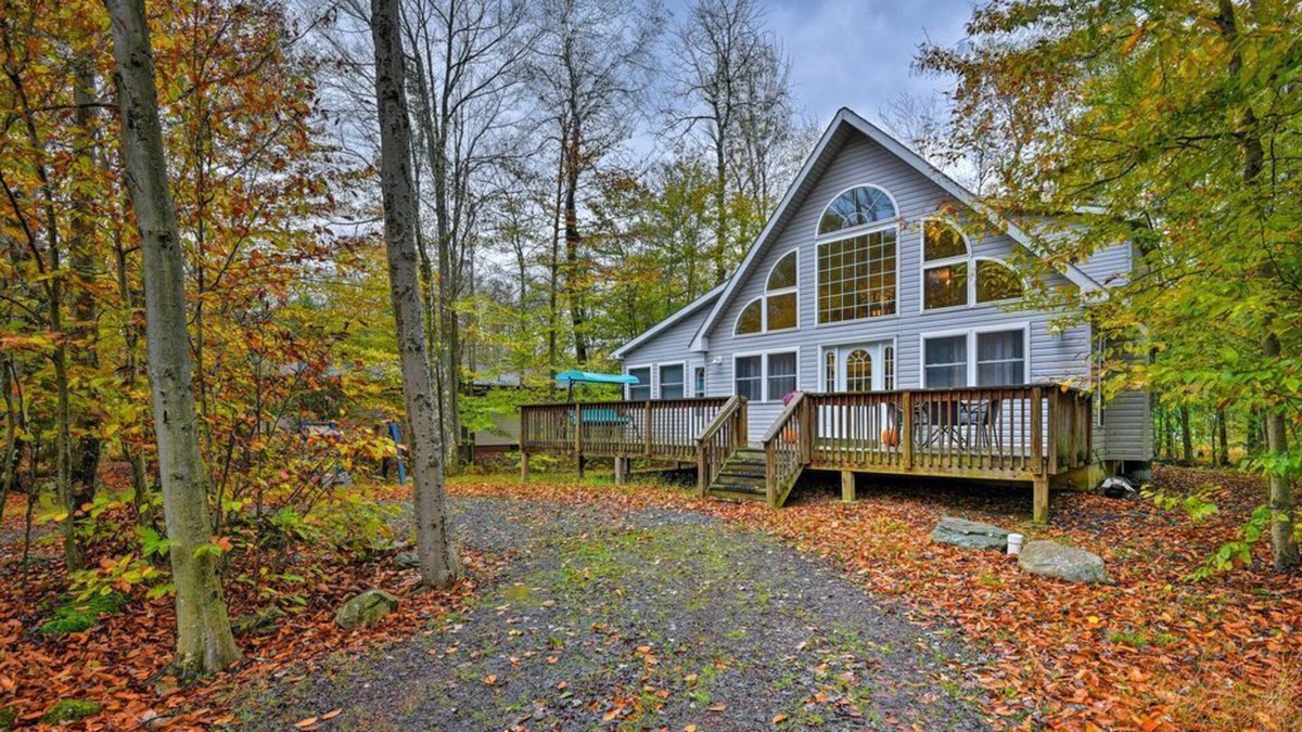 Thornhurst Ski Chalet | 4 bedrooms Chalet with hot tub, firepit, kayak in Pocono Lake Resort Community