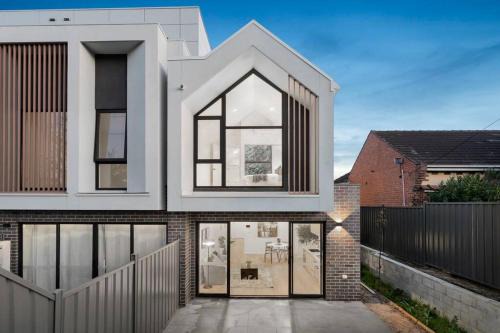 Ormond House | 4 Bedrooms Home Ormond private Parkings