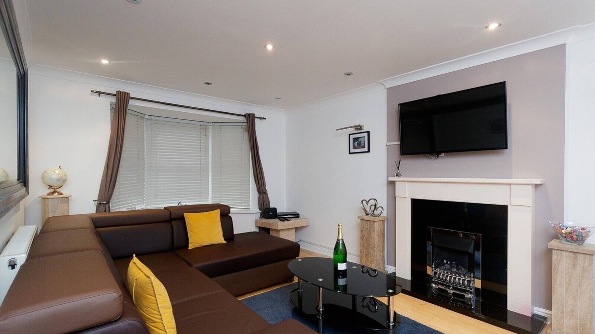 Stanley Apartment | 4 BEDROOMS. HUGE HOUSE. 7 BEDS. EVERYTHING NEW