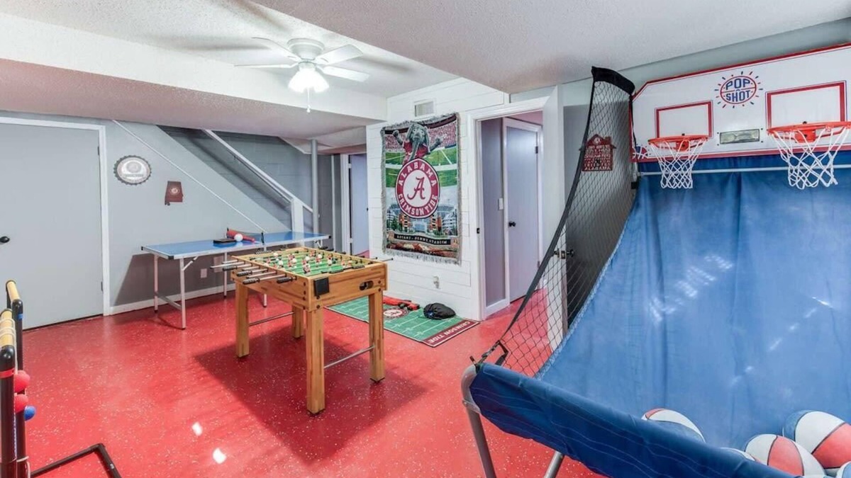 Northport House | 4 Bedrooms! Ping Pong, Basket Ball, Games, Large Covered Deck, Crimson House