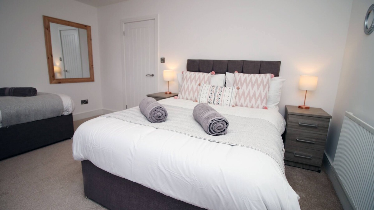 Landore House | 4 Bedrooms, Street Parking, Convenient Location