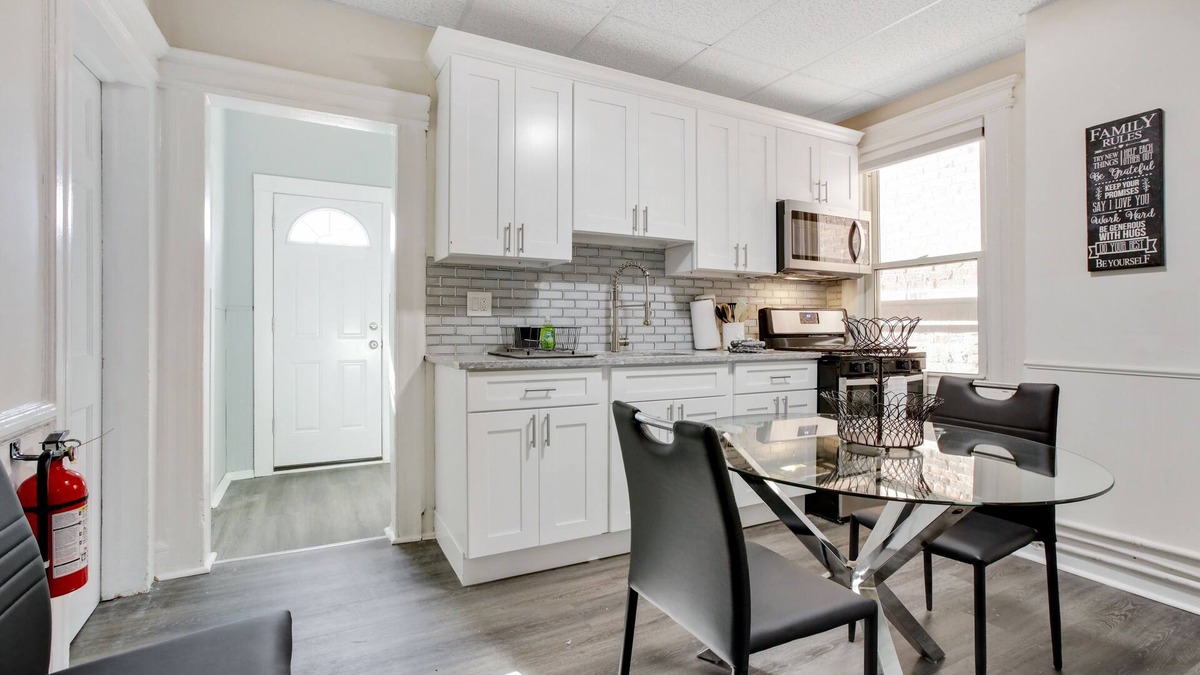 Orange House | 4 Bedrooms with easy access to NYC , Newark and The American Dream Mall .Parking