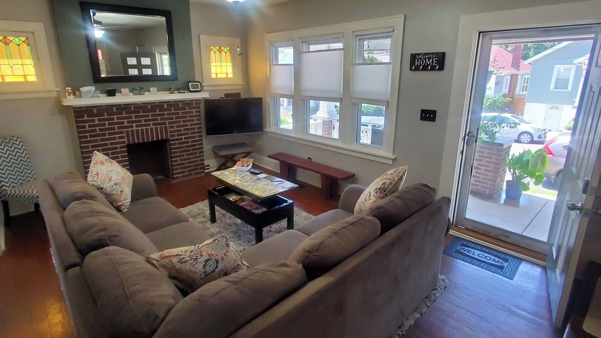 Bellevue House | 4 BEDS .8 Mile Cincinnati 3 Block Walk To River 1,500sf 9' Ceiling Kitchen HOUSE