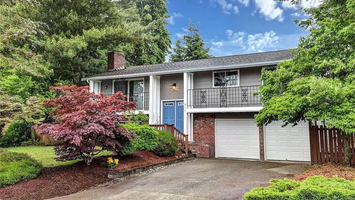 Everett House | 4 Beds in Northern Seattle with a Backyard Playground