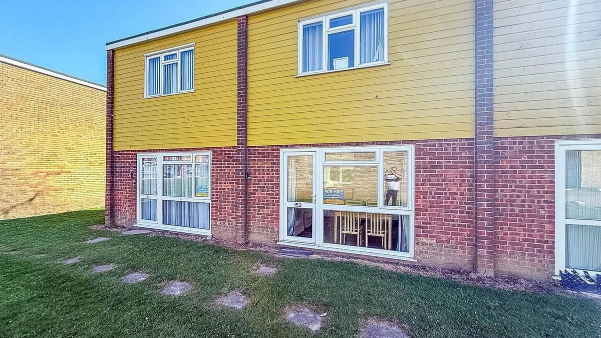 Great Yarmouth Ski Chalet | 4 berth chalet to hire in just walking distance to Hemsby beach ref 18152B