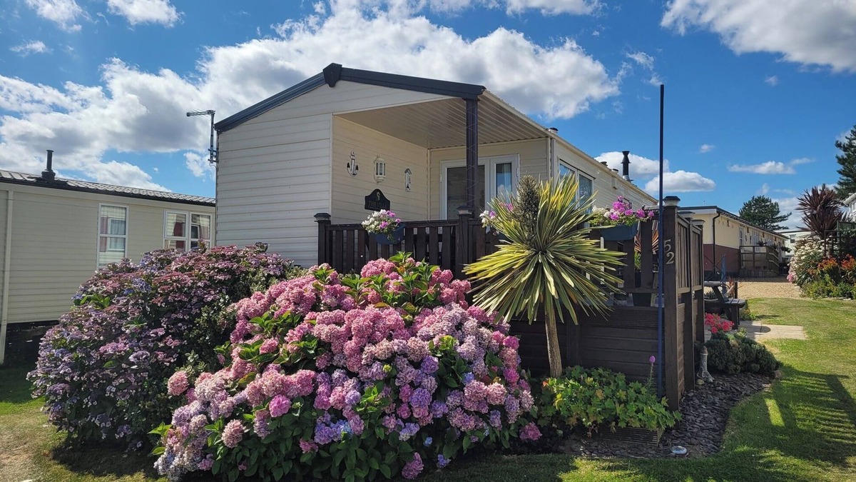 Aldborough House | 4 Berth Holiday Caravan with stunning sea views 5☆rated with elevated deck