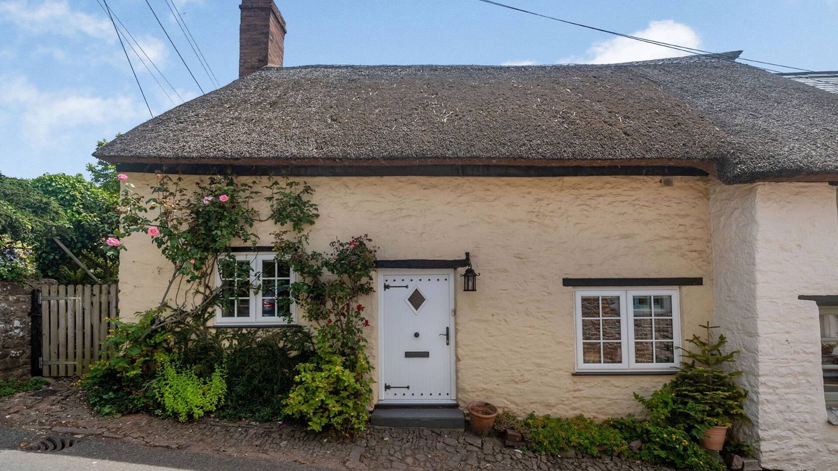 Wootton Courtenay Cottage | 4 BISHOPS COTTAGES, pet friendly, with a garden in Wootton Courtenay