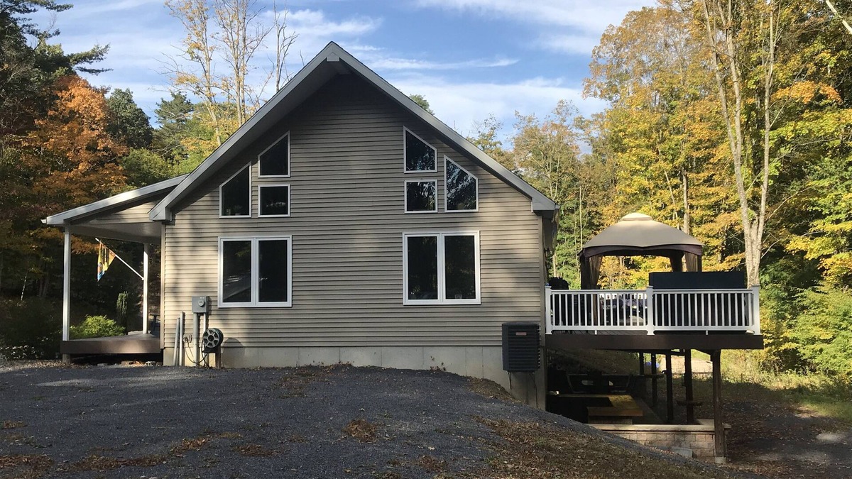 Huntingdon Ski Chalet | 4 BR/2 BA Sleeps 12 Hot Tub!<2 miles to Snyder'sRun Boat Launch; 45 min to PSU