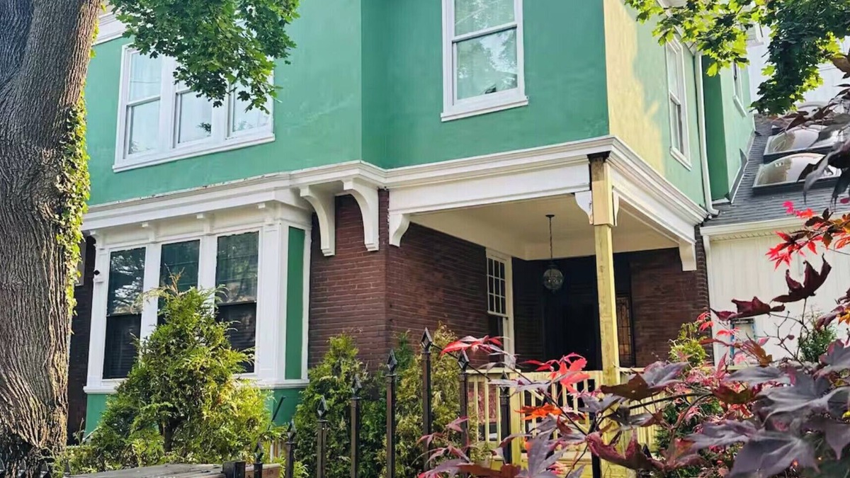 Shadyside House | 4 br 2 baClassical Victorian Home Off Walnut Street in Shadyside Pittsburgh