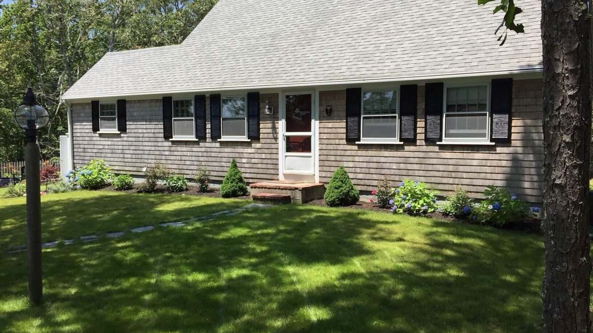 South Harwich House | 4 BR, 3 BA Skinequit Pond view & access, short walk to Red River Beach
