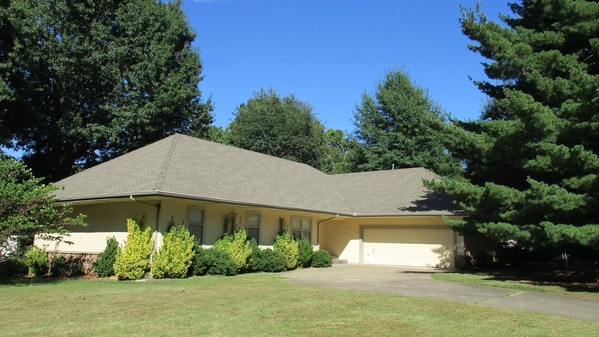 Fayetteville House | 4 br 3 full baths, 2100sf. Great for wedding/large groups. No cleaning fee.