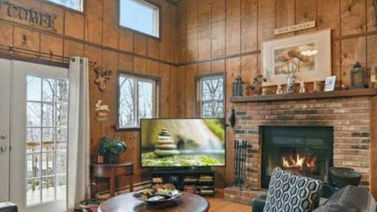 Bushkill House | 4 BR, 3FULL Ba, King Bed, 7 TVs, Fireplace, EPIC Gameroom, FirePit, A/C!