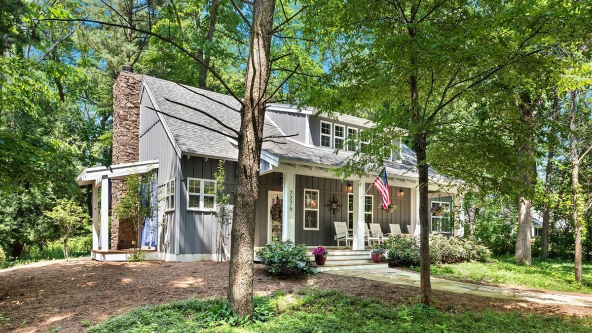 Harbert House | 4 BR 4 BA Cottage - Walk to Private BEACH!