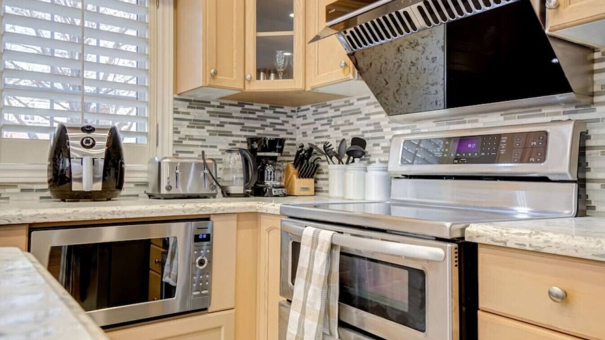 Vaughan House | 4-BR Family Haven: Near Wonderland & Vaughan Mills