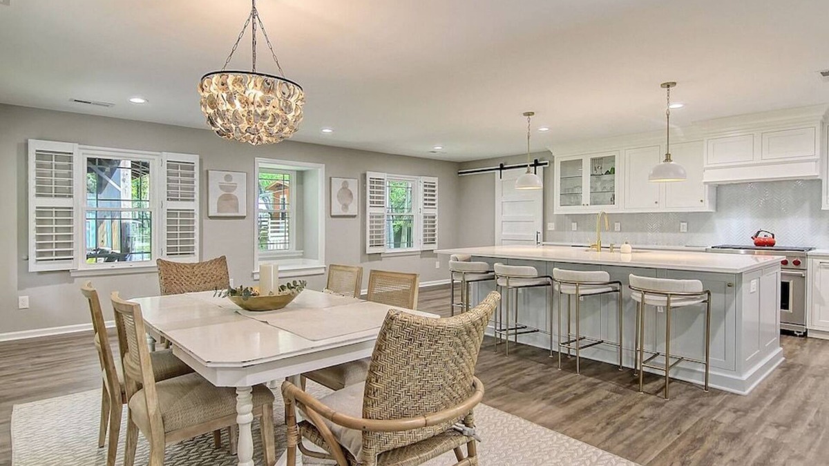 Isle of Palms House | 4 BR Heated Pool, Hot Tub, Chef's Kitchen, Pet Friendly, 3 Minute Walk to Beach