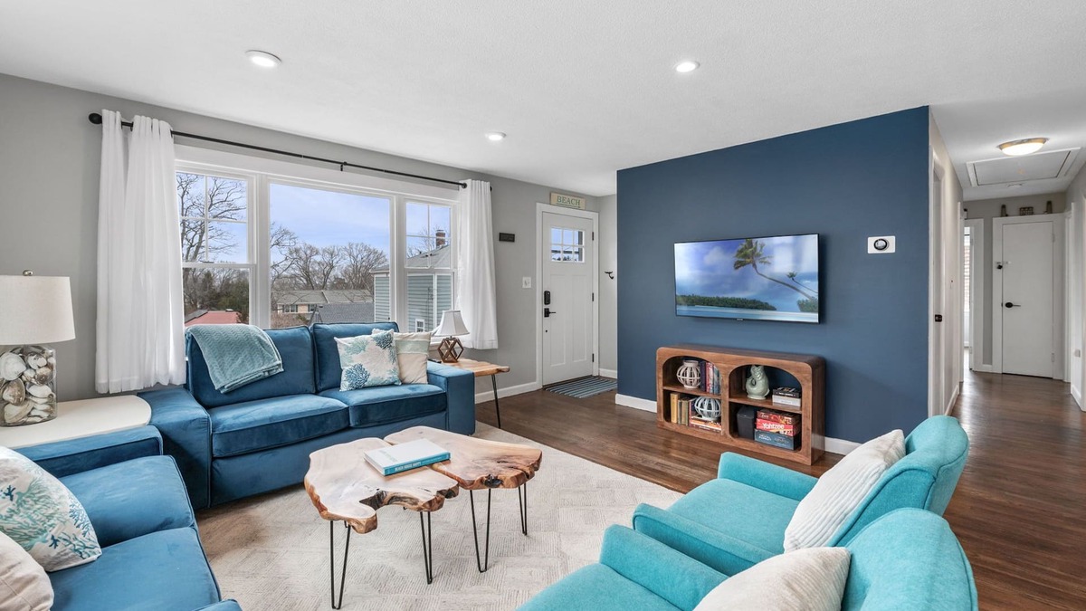 Rockport House | 4 BR Home l Walk to Beaches & Downtown l Reserved Parking & Beach Gear included