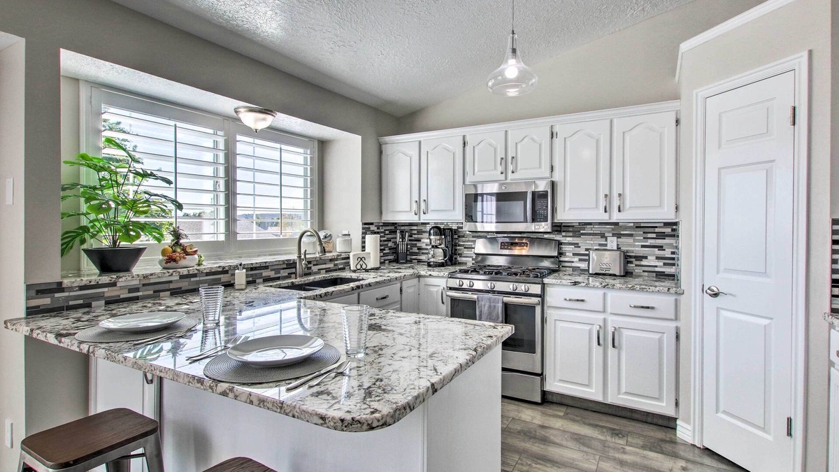 Layton House | 4 BR Home Near HAFB, Restaurants, & Snowbasin!