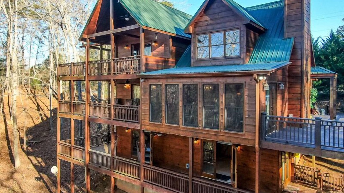 Ellijay Cabin | 4 BR+Loft, Fireplace, Hot Tub & Game Rm
