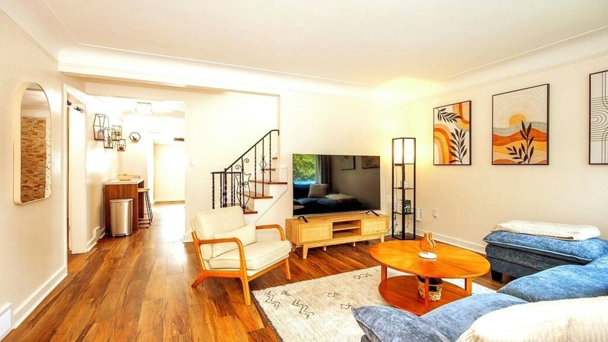 South Euclid House | 4-BR Luxe Retreat: AC,Hot Tub, deck, sunroom,Xbox