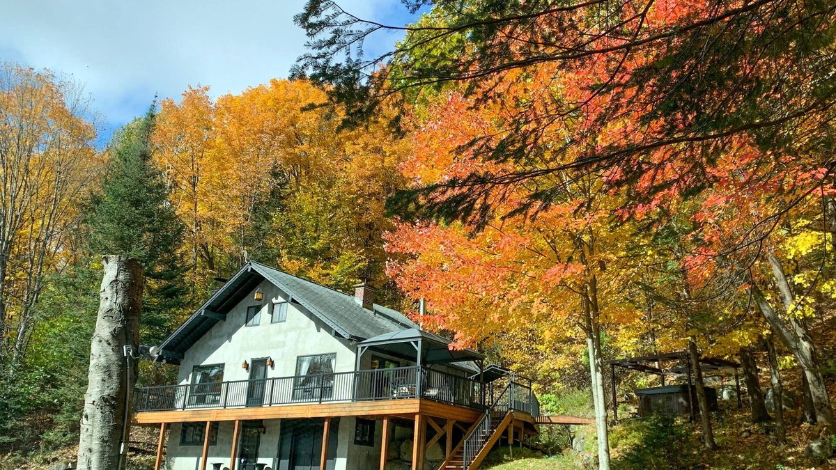 Les Pays-d'en-Haut Regional County Municipality Ski Chalet | 4 Br Luxury St-Sauveur Chalet & Pool, Swim Spa, fireplace, close to Ski resort