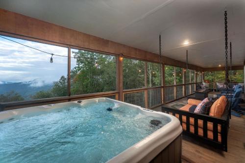Wolf Laurel House | 4 Br Min to Hatley Pointe Sauna Hot Tub Games Wifi