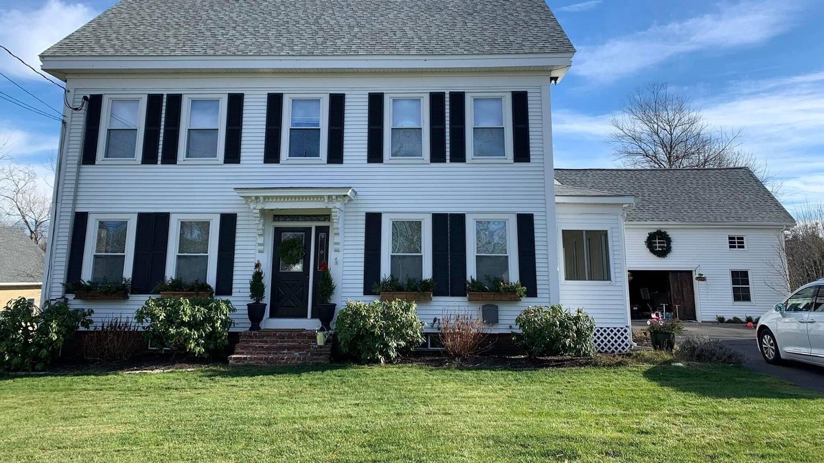 Stratham Other | 4 BR Modern Farmhouse with hot tub + indoor fireplace near beaches + skiing