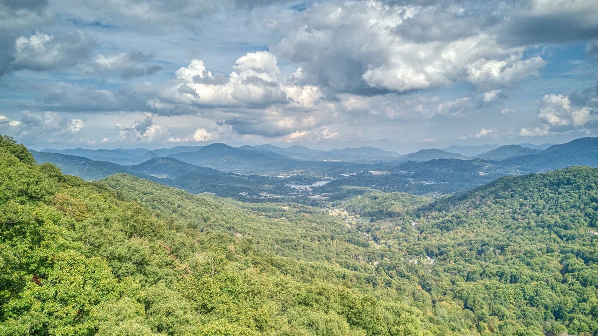 Waynesville House | 4 BR Mountain cabin with beautiful long range views in quiet gated community
