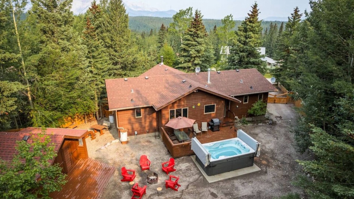 Jasper East House | 4 Br Mountain Chalet | PRIVATE Pool/Hot Tub |2-min DRIVE to Jasper National Park
