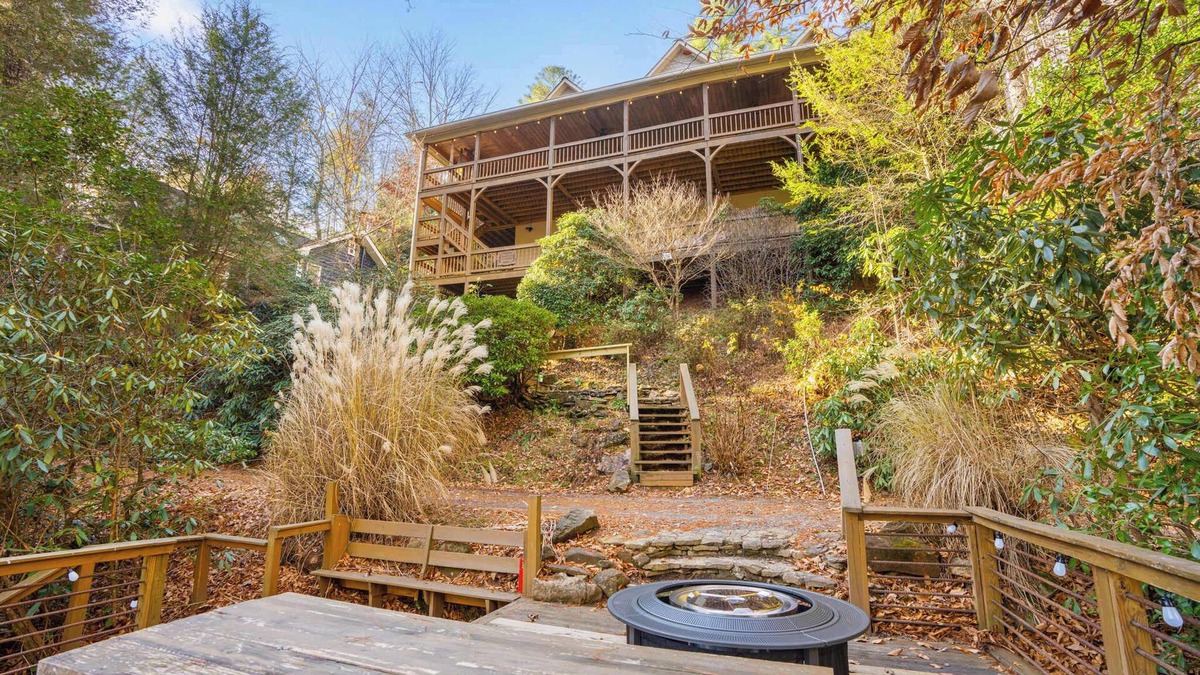 Blue Ridge House | 4 BR on Toccoa River, Hot Tub, Fish/Tube from deck! Firepit, Pool Table, Dogs ok
