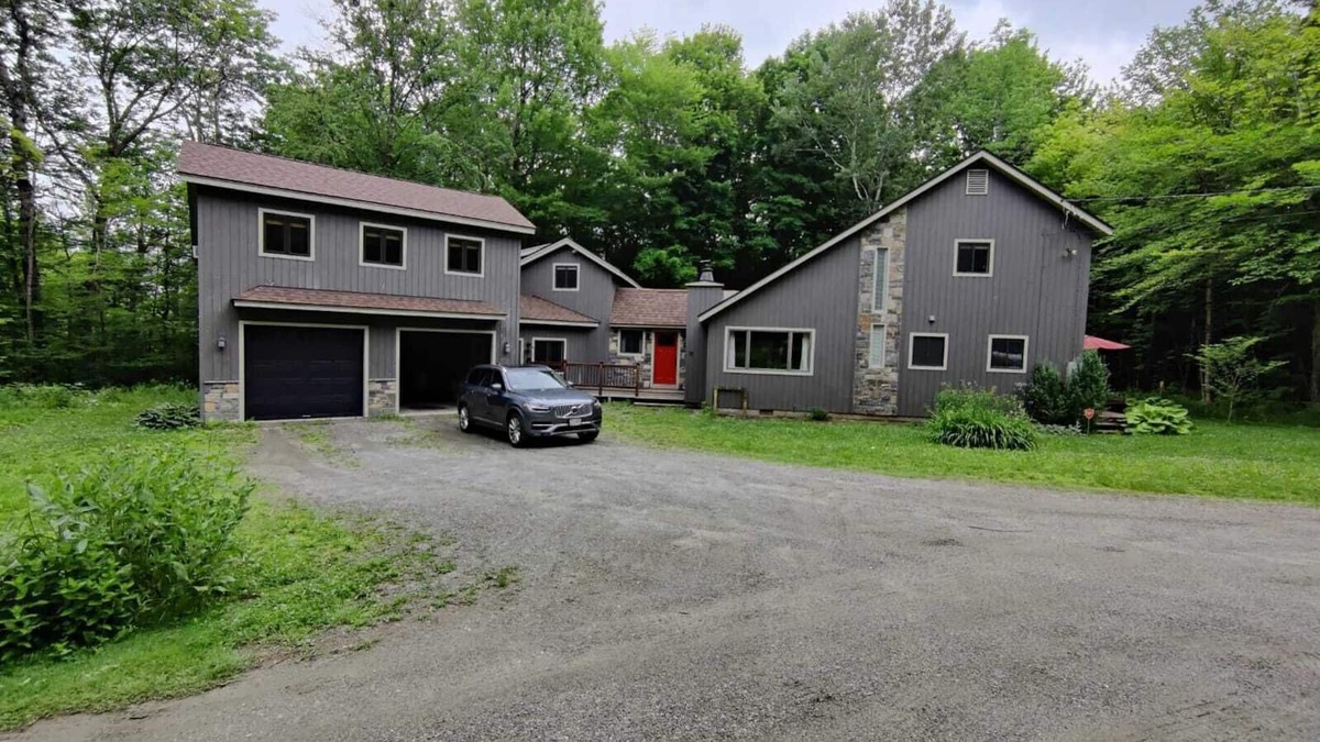 Stratton and Bromley Ski Areas Cabin | 4+BR pet-friendly w/hot tub & Stratton parking pass!