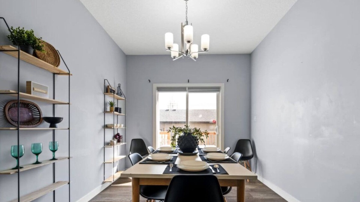 North Central Edmonton House | 4 BR | PetFriendly | Walk to Commonwealth & Rogers