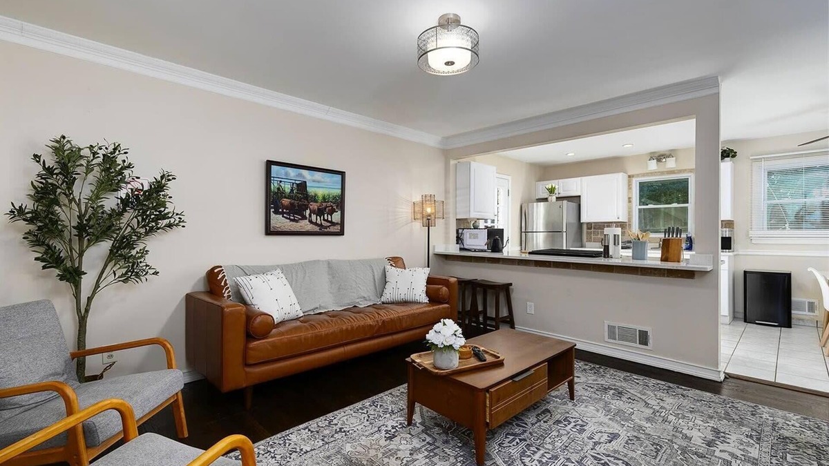 Kennesaw House | 4 BR Relaxing Big Family House l 8 guest l Quiet neighborhood