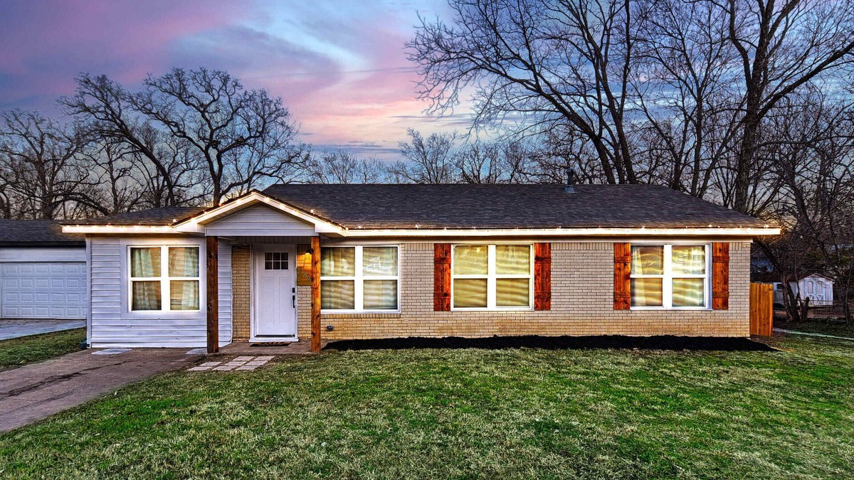 Denison House | 4 BR Renovated House w/Foosball & Backyard