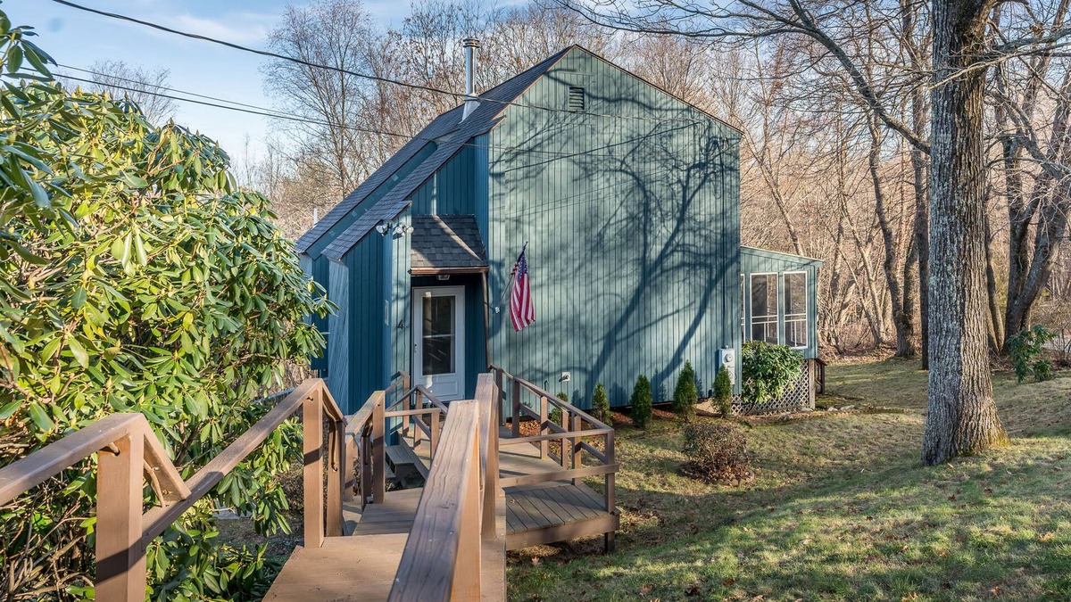 Derry House | 4 BR Serene Home Nestled Amongst the Canopy of Majestic Trees