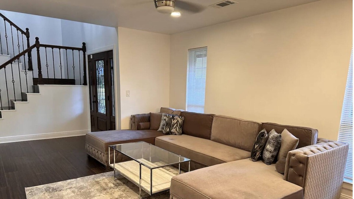 Briarforest Villa | 4 BR Villa ,Patio,Hottub,2 backyard near highway close to Med center