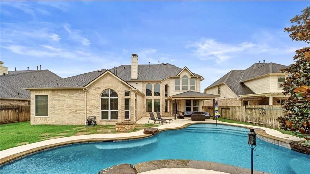 Katy Villa | 4 BR Villa w Heated pool ,Patio with Firepit , Jetted-tub,Backyard