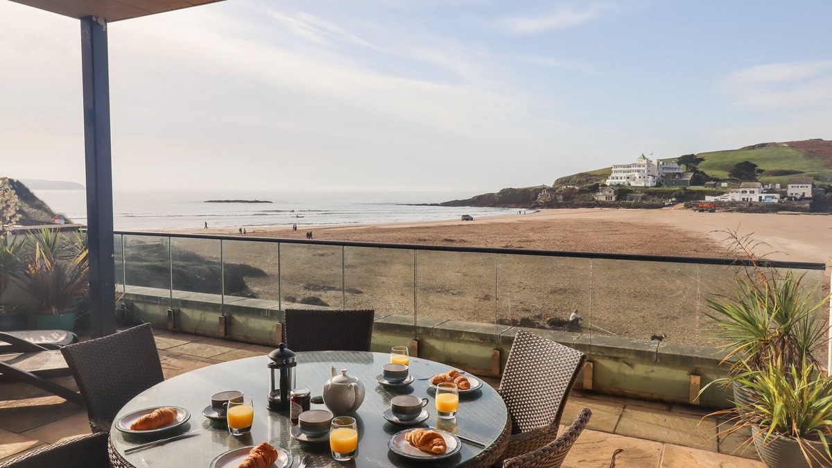 Bigbury-on-Sea Cottage | 4 BURGH ISLAND CAUSEWAY, pet friendly, with pool in Bigbury
