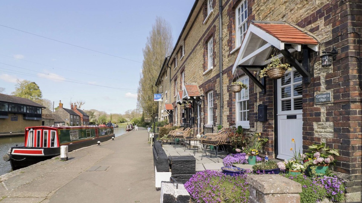 Stoke Bruerne House | 4 CANALSIDE COTTAGES, pet friendly, with a garden in Roade