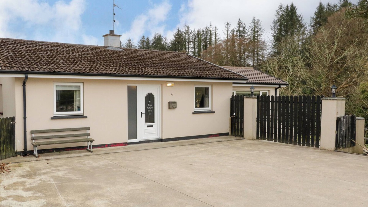 Belleek House | 4 CARLTON COTTAGES, pet friendly, with hot tub in Enniskillen