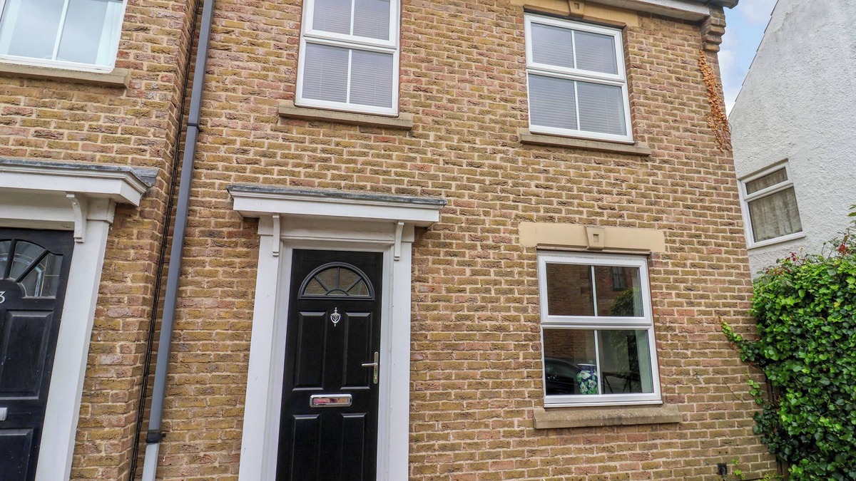 South Cave Cottage | 4 CASTLE MEWS, pet friendly, with a garden in South Cave