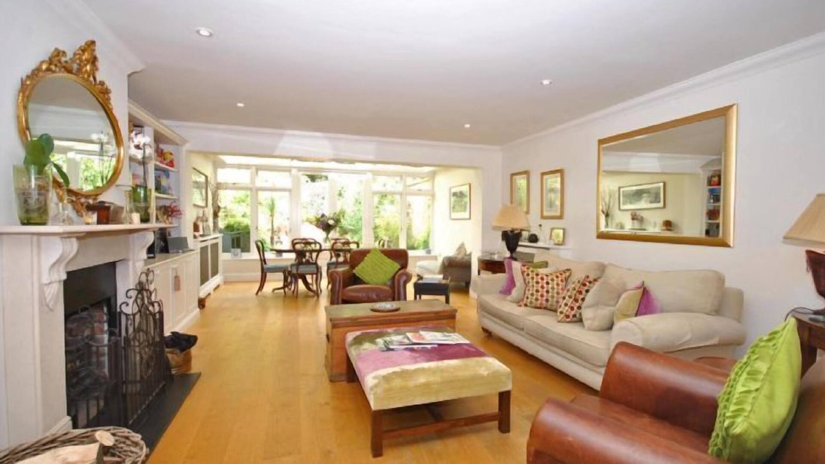 Midhurst House | 4 Chartwell Mews - a town house that sleeps 7 guests in 4 bedrooms