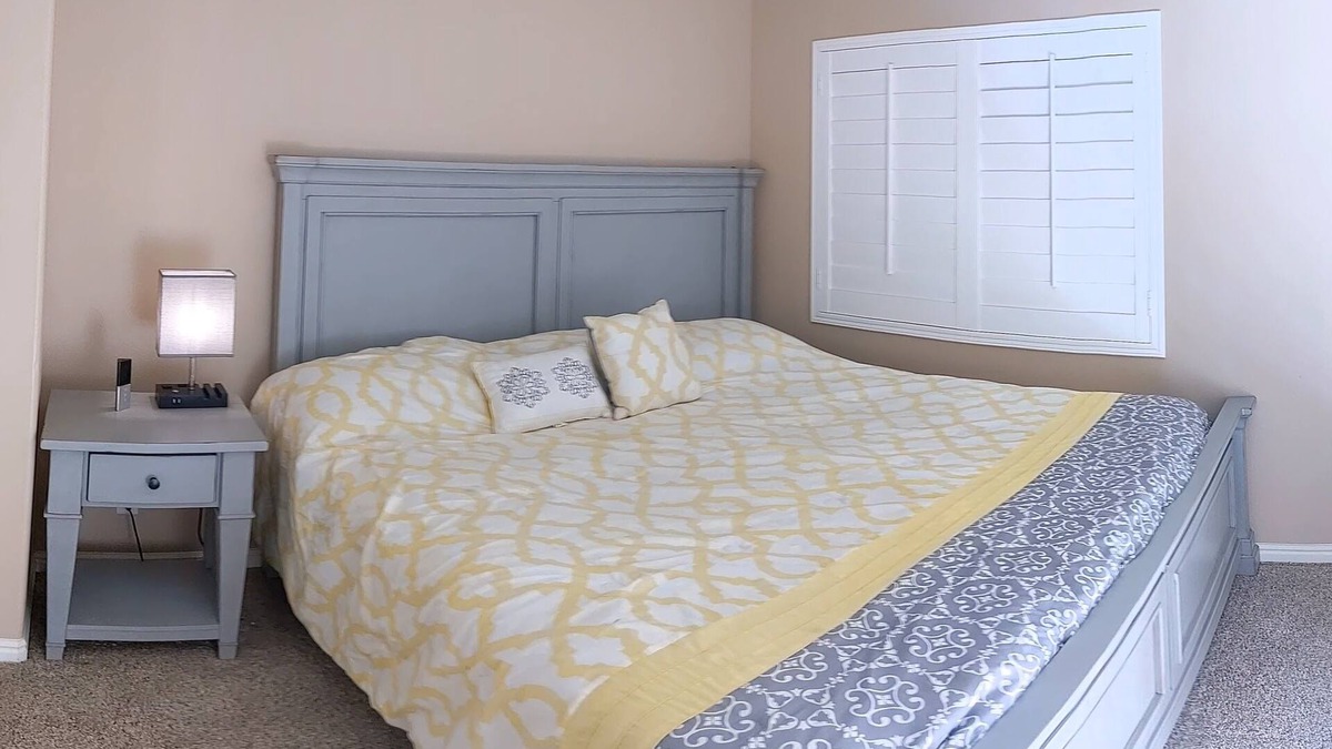 St. George House | #4 Cheerful room with a Select Number king bed