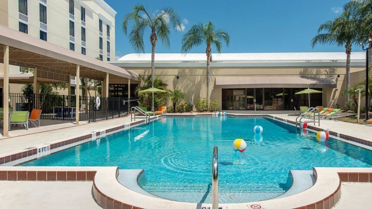 Tropic House | 4 Comfy and Modern Units, Pool, Parking